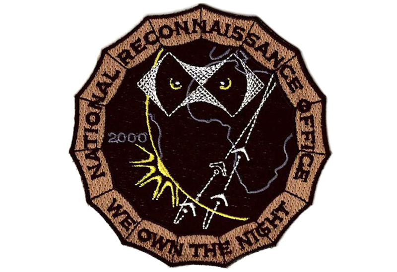 Illustration for article titled Algunos de los inquietantes emblemas que adornan las misiones espaciales de espionaje